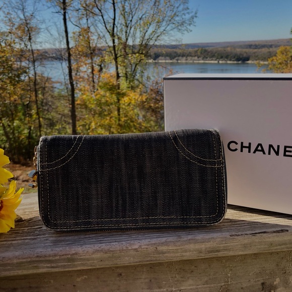 Auth Chanel dark denim zippy wallet with gold leather & CC zipper pull. - Picture 3 of 14